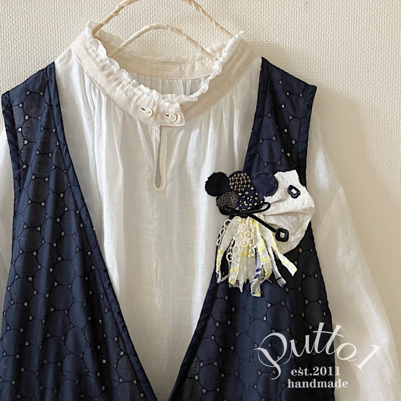 ラスト1着『受注生産』ブローチは別売り・普段着〜卒入学まで。ネイビーのサークル刺繍のジャンパースカート・裏地付き