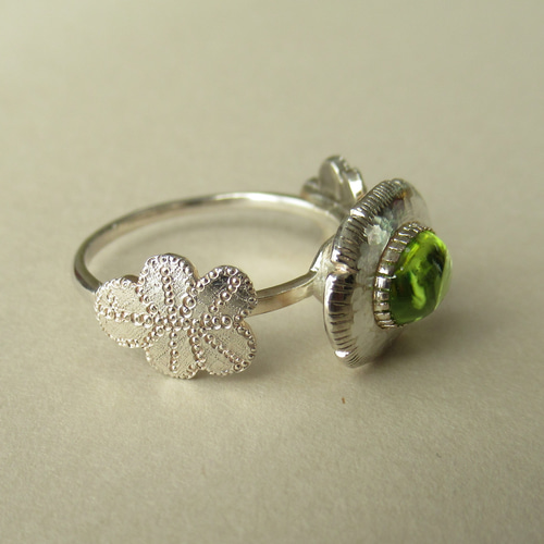 ペリドットの花飾りシルバー手作りリング。 ペリドットの花飾りシルバー手作りリング。 （楽天市場】指輪