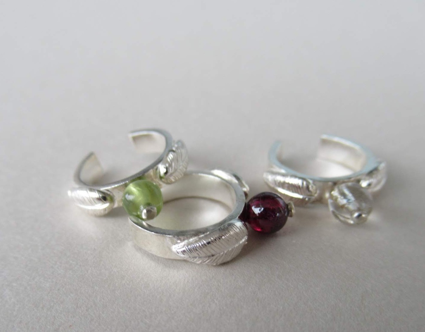 ペリドットのイヤカフ（木の実）