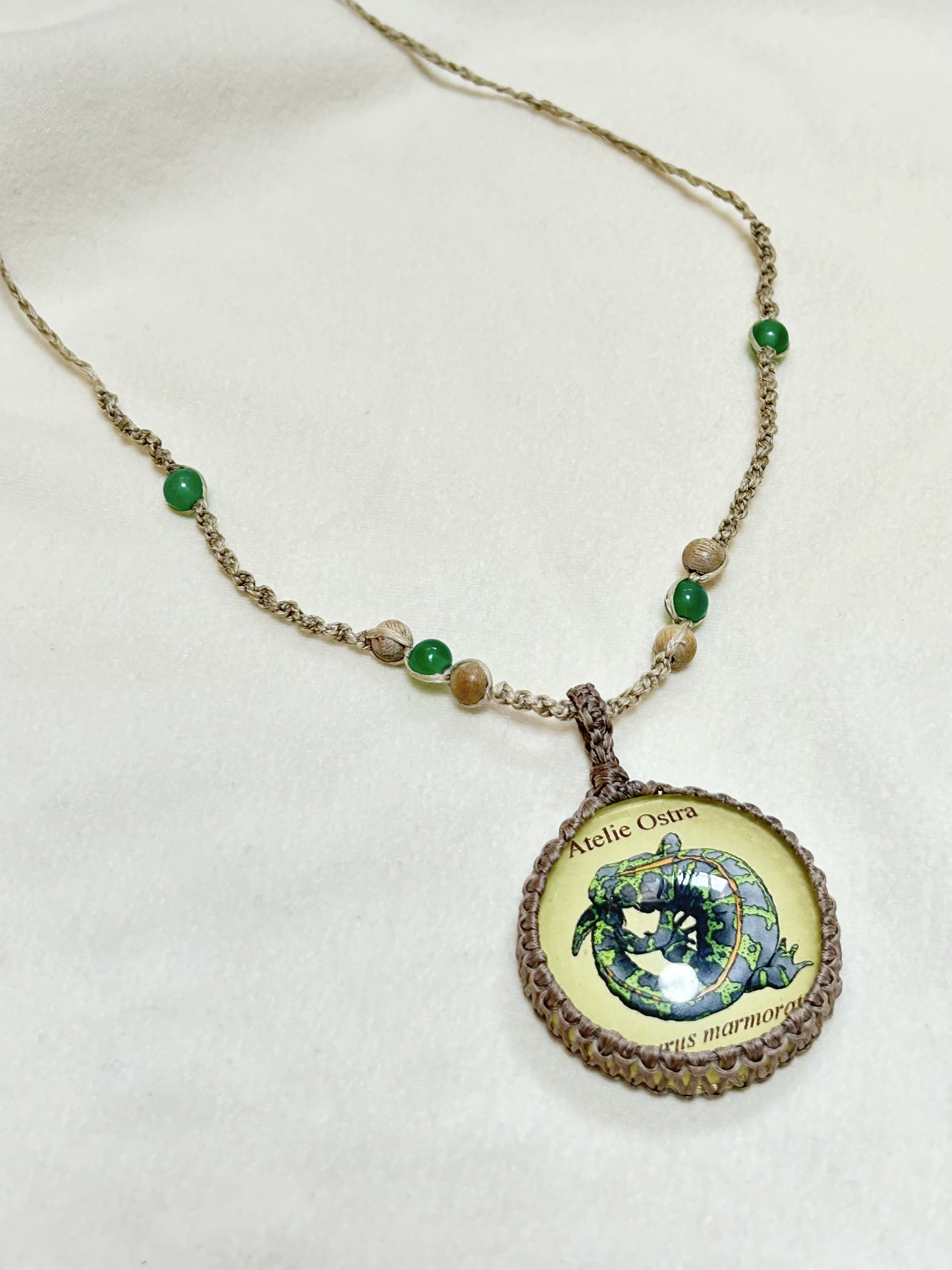 マダライモリ博物画のマクラメペンダント（ベージュ）