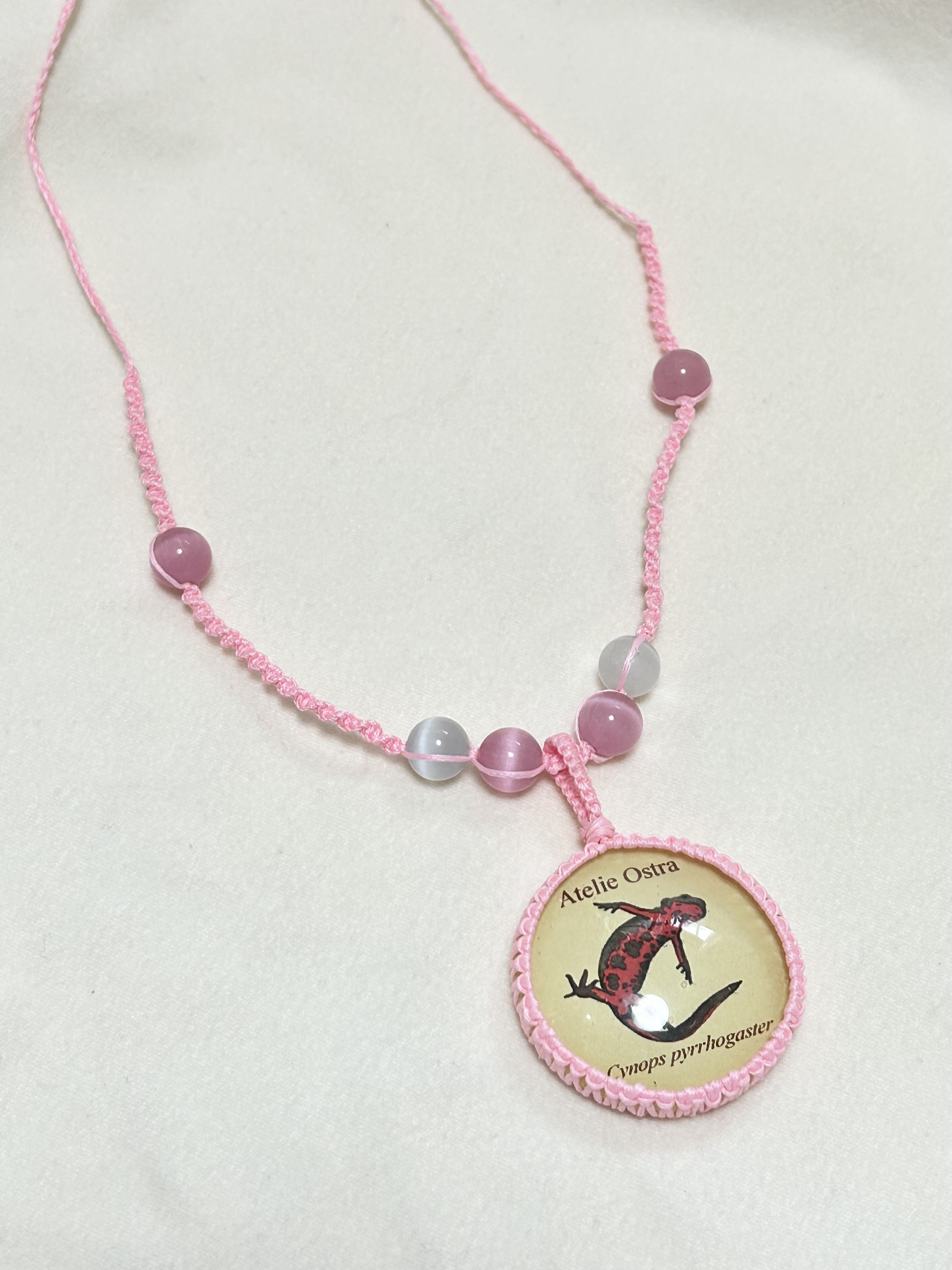 アカハライモリ博物画のマクラメペンダント（ピンク）