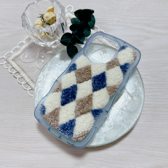 アーガイル柄スマホケース＊チェック＊韓国風＊オフホワイト＊ブルー＊毛糸刺繍＊iPhoneケース全機種対応 1枚目の画像