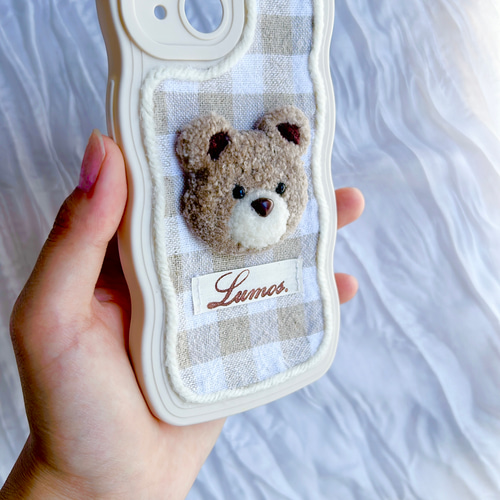 ●familiar 女の子とクマ刺繍 iPhoneケース13 ○familiar 女の子とクマ刺繍 iPhoneケース13 立体刺繍