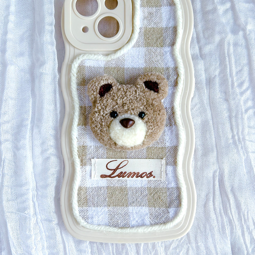 ●familiar 女の子とクマ刺繍 iPhoneケース13 カラー×アート×機種×オプションが選べる、カスタマイズスマホ