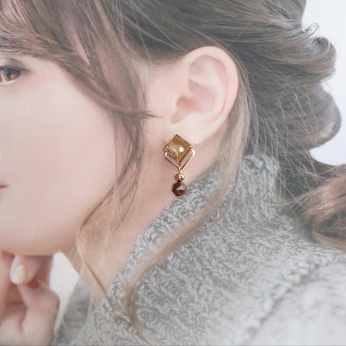 キャメルのファーとフェイスのハンドメイドピアス 出廻る 