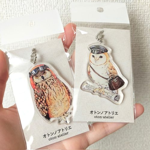 フクロウのアンティーク風アクリルキーホルダー その他雑貨 オトン