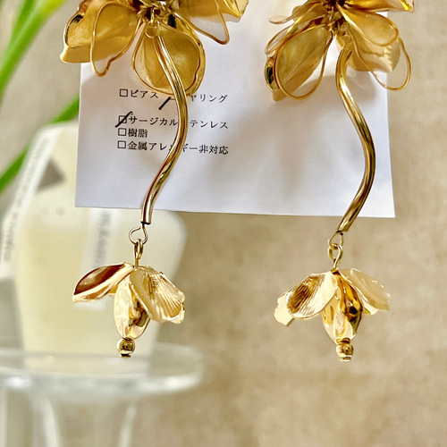 花の形状のゴールドメタルピアス 未来 花の形状のゴールドメタルピアス