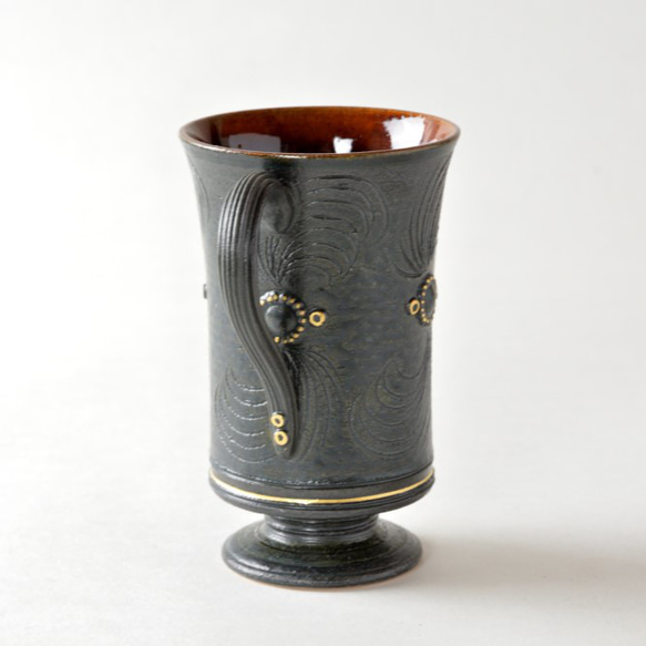 京焼　金彩鉄釉貼花文「手付きコップ」　宮里絵美作　陶器 2枚目の画像