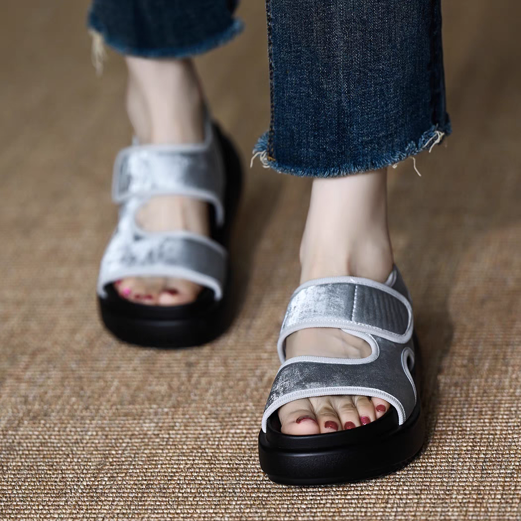 スニーカー好きの心もとらえるスポーティな厚底サンダル。厚底スポーツサンダル レディース 走れる 素足はもちろん 疲れない