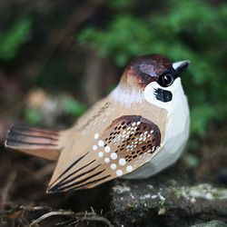 麻雀木彫り小鳥 — 家雀。手作りの実木オーナメント。小ぽっちゃりな鳥