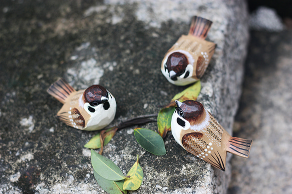 麻雀木彫り小鳥 — 家雀。手作りの実木オーナメント。小ぽっちゃりな鳥。 11枚目の画像