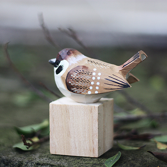 麻雀木彫り小鳥 — 家雀。手作りの実木オーナメント。小ぽっちゃりな鳥。 3枚目の画像