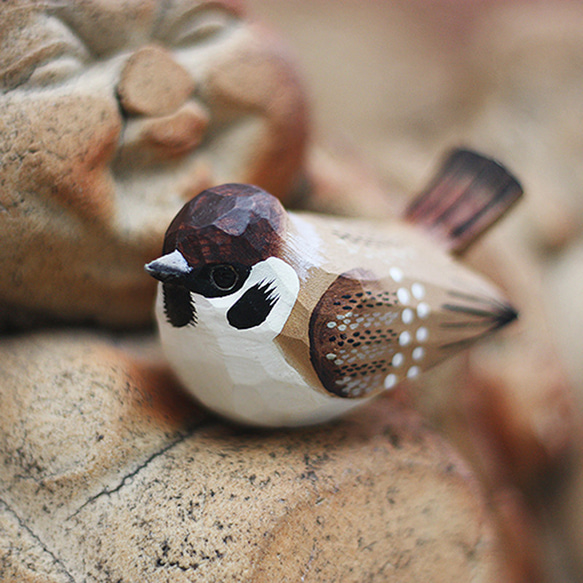 麻雀木彫り小鳥 — 家雀。手作りの実木オーナメント。小ぽっちゃりな鳥。 5枚目の画像