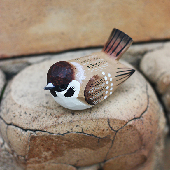 麻雀木彫り小鳥 — 家雀。手作りの実木オーナメント。小ぽっちゃりな鳥。 7枚目の画像