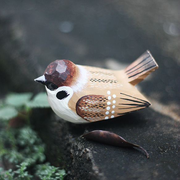 麻雀木彫り小鳥 — 家雀。手作りの実木オーナメント。小ぽっちゃりな鳥。 6枚目の画像