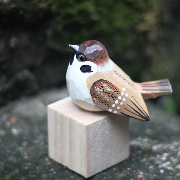 麻雀木彫り小鳥 — 家雀。手作りの実木オーナメント。小ぽっちゃりな鳥。 2枚目の画像