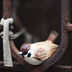 麻雀木彫り小鳥 — 家雀。手作りの実木オーナメント。小ぽっちゃりな鳥。 8枚目の画像