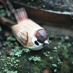 麻雀木彫り小鳥 — 家雀。手作りの実木オーナメント。小ぽっちゃりな鳥。 4枚目の画像