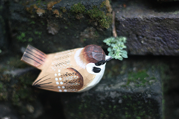 麻雀木彫り小鳥 — 家雀。手作りの実木オーナメント。小ぽっちゃりな鳥。 14枚目の画像