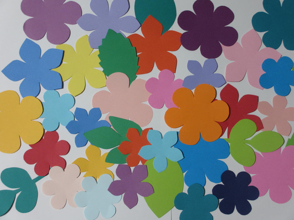 いろいろ花（切りっぱなし／大小ミックス）　２４枚　〈春の壁面〉　画用紙　壁面飾り　保育園・幼稚園・学校・図書館その他 1枚目の画像
