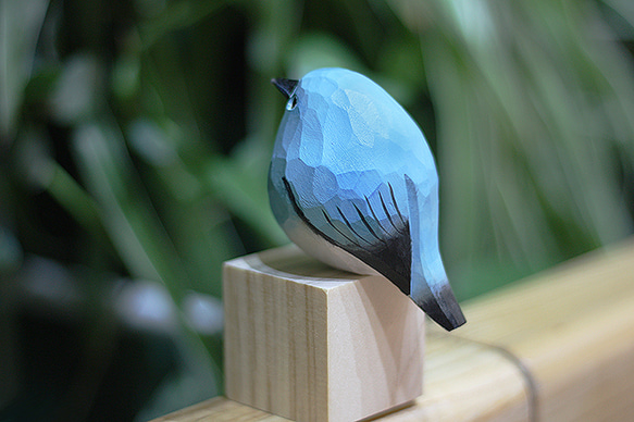 溜り丸い山地の青いウグイス ヤマムジロック、太っちょなキジュウの木彫りの小鳥 手作りの木製の飾り 13枚目の画像