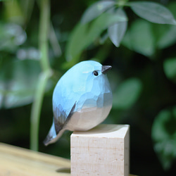 溜り丸い山地の青いウグイス ヤマムジロック、太っちょなキジュウの木彫りの小鳥 手作りの木製の飾り 2枚目の画像