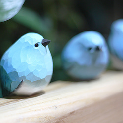 溜り丸い山地の青いウグイス ヤマムジロック、太っちょなキジュウの木彫りの小鳥 手作りの木製の飾り 12枚目の画像