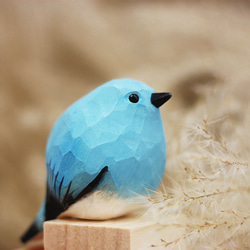 溜り丸い山地の青いウグイス ヤマムジロック、太っちょなキジュウの木彫りの小鳥 手作りの木製の飾り 1枚目の画像
