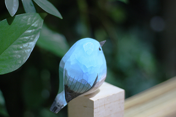溜り丸い山地の青いウグイス ヤマムジロック、太っちょなキジュウの木彫りの小鳥 手作りの木製の飾り 9枚目の画像