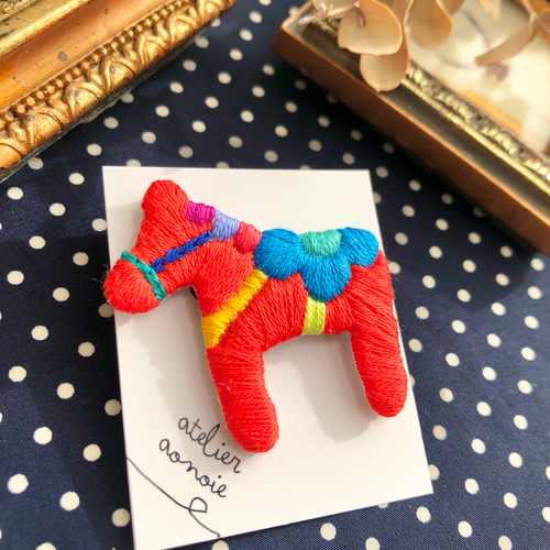 幸せを運ぶ】北欧ダーラナホース 刺繍ブローチ ブローチ あおのいえ  