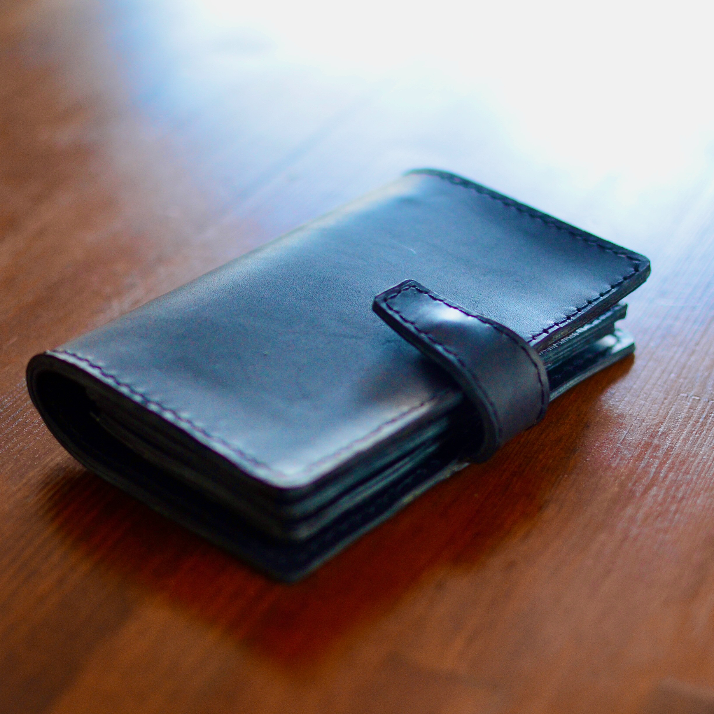 ミドルウォレット　本革タンニンなめし革　イタリアンレザーの選べるカラー　ネイビーブルー