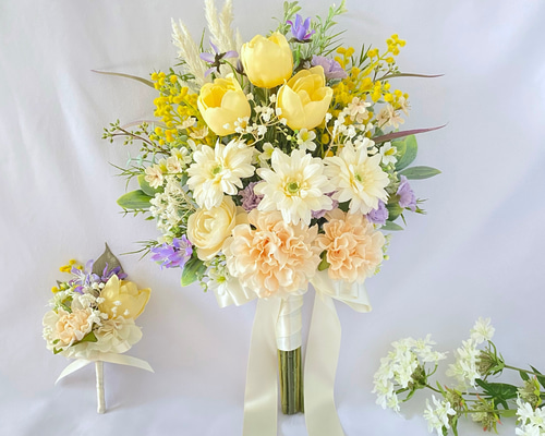 受注再販】ペールカラー ダリアと チューリップ の クラッチ ブーケ