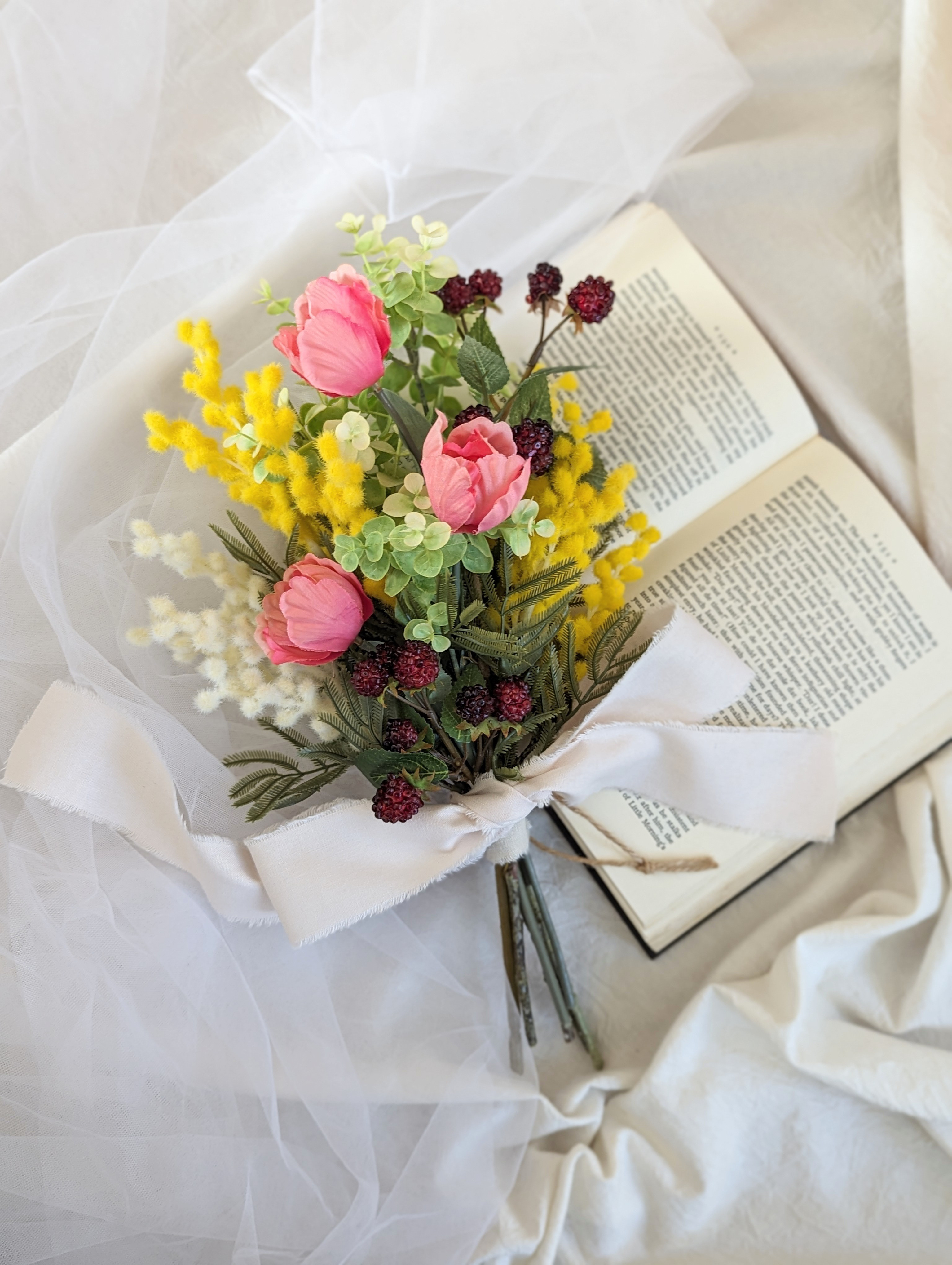 ミモザにチューリップ　ベリーが可愛い　アーティフィシャルフラワー（造花）スワッグ　インテリア　母の日