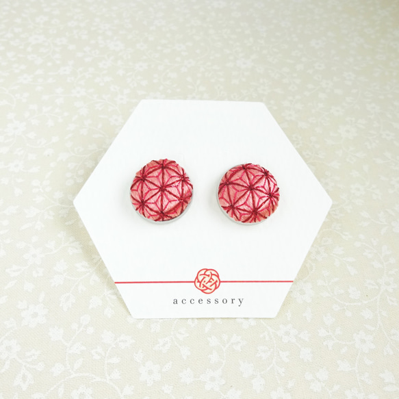 日本刺繍　ピアス１０　サーモンピンクに赤ラメ　麻の葉 1枚目の画像