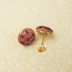 日本刺繍　ピアス１３　サーモンピンクに紫ラメ　麻の葉 2枚目の画像