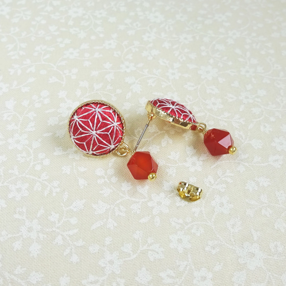 日本刺繍　ピアス２３　赤に白ラメ　麻の葉 2枚目の画像