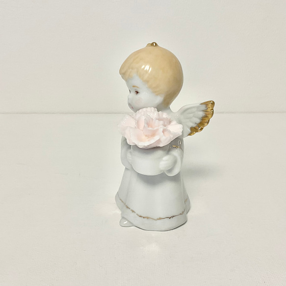 拿著康乃馨的小天使 第2張的照片