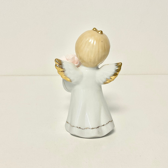 拿著康乃馨的小天使 第4張的照片