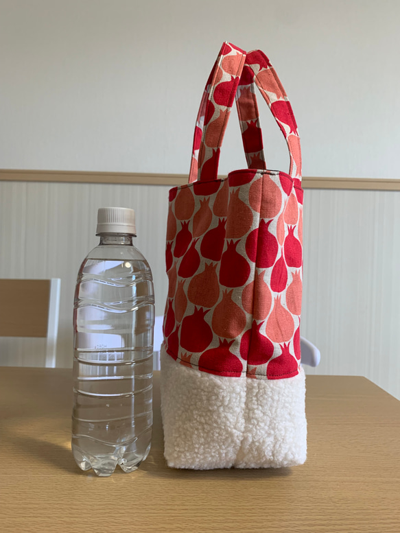 500mlペットボトルが入る　たまねぎ柄バッグ　ピンク　アルパカボア　モコモコ　可愛い 4枚目の画像