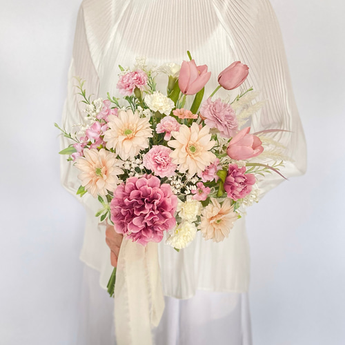 受注再販】ピンクガーベラとチューリップのガーデン クラッチブーケ