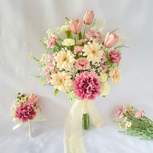 受注再販】ピンクガーベラとチューリップのガーデン クラッチブーケ