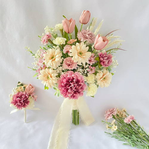 受注再販】ピンクガーベラとチューリップのガーデン クラッチブーケ