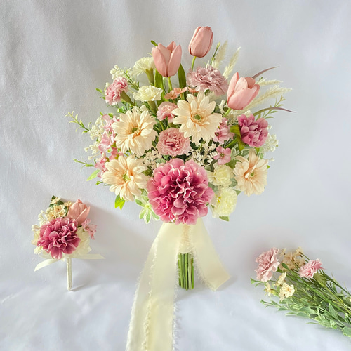 受注再販】ピンクガーベラとチューリップのガーデン クラッチブーケ