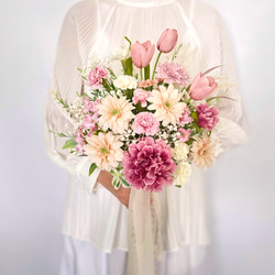 【受注】ピンクガーベラと チューリップ のガーデン クラッチ ブーケ ( ウェディング　結婚式　前撮り　フォト　造花） 4枚目の画像