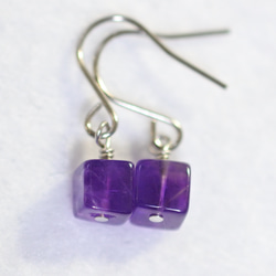 鈦耳環/簡約立方體（紫水晶/5mm） 第3張的照片