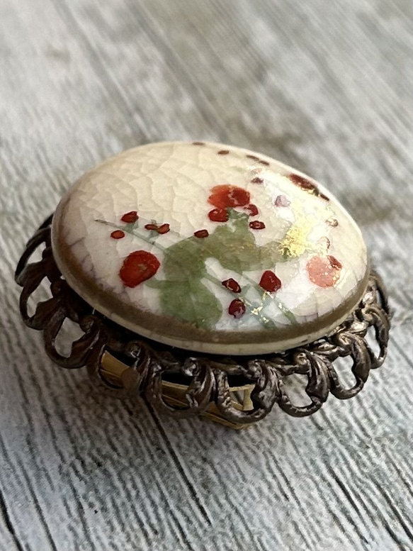 アンティーク薩摩ボタンの風流な梅の帯留め「梅、勇壮・・・」 1枚目の画像