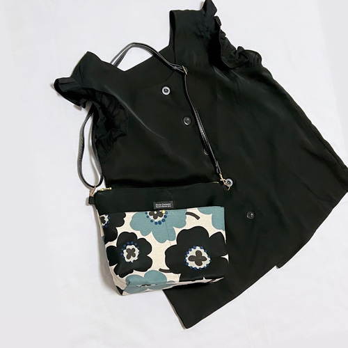 O.P.O.T. 花柄ショルダーバッグ 黒 軽量バック 北欧柄ショルダーバッグ 花柄 モノトーン ショルダーバッグ