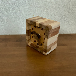 木製小さな置き時計　寄せ木　コンパクト　キュート 2枚目の画像