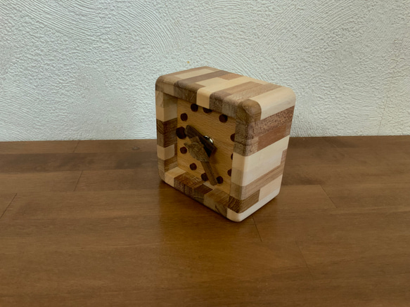 木製小さな置き時計　寄せ木　コンパクト　キュート 2枚目の画像