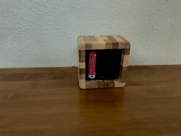 木製小さな置き時計　寄せ木　コンパクト　キュート 4枚目の画像